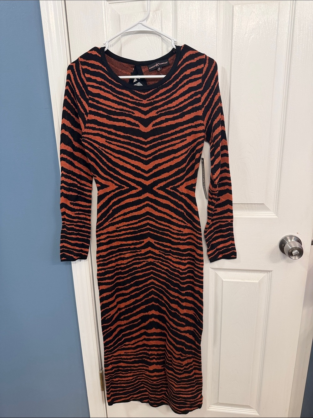•ALMOST FAMOUS• Long Sleeve Lace-Up Back Sweater Dress - Tiger Print >> sz M